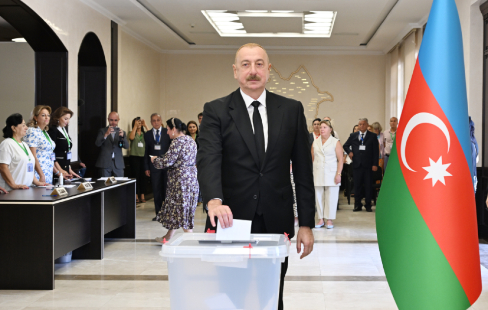 Aserbaidschans Präsident Ilham Aliyev, Erste Vizepräsidentin Mehriban Aliyeva und ihre Tochter Leyla Aliyeva geben ihre Stimme ab