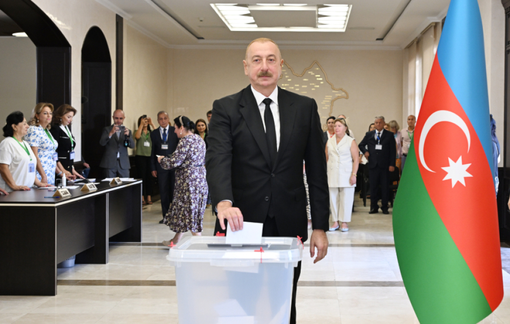 Le président Ilham Aliyev, la première dame Mehriban Aliyeva et leur fille Leyla Aliyeva ont voté à Bakou