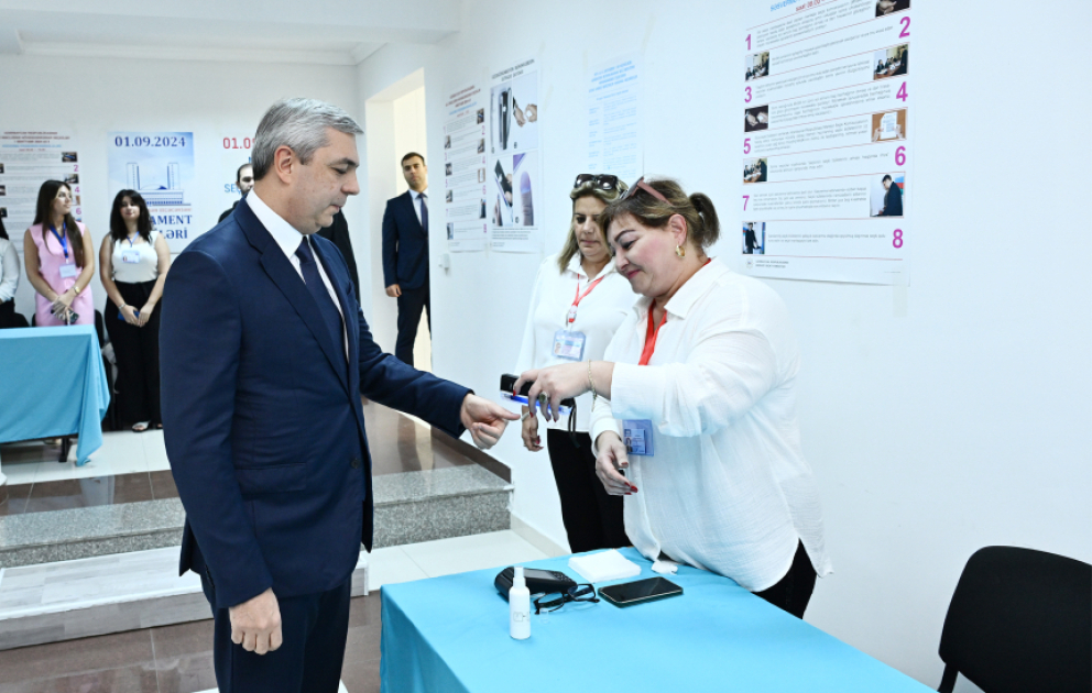 Prezident Administrasiyasının rəhbəri Samir Nuriyev 34 saylı seçki məntəqəsində səs verib