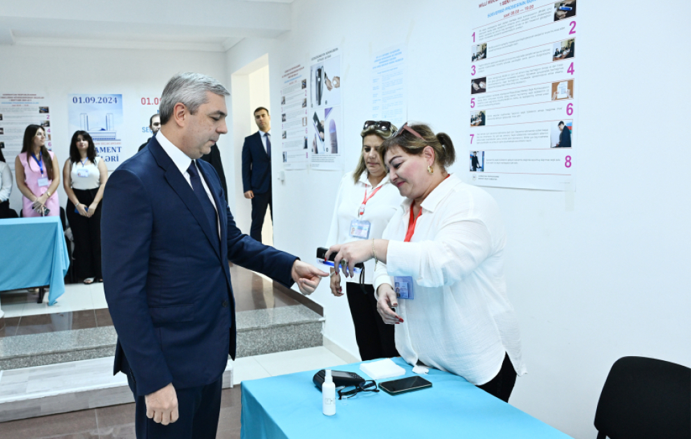 Le chef de l’Administration présidentielle vote dans le bureau de vote №34