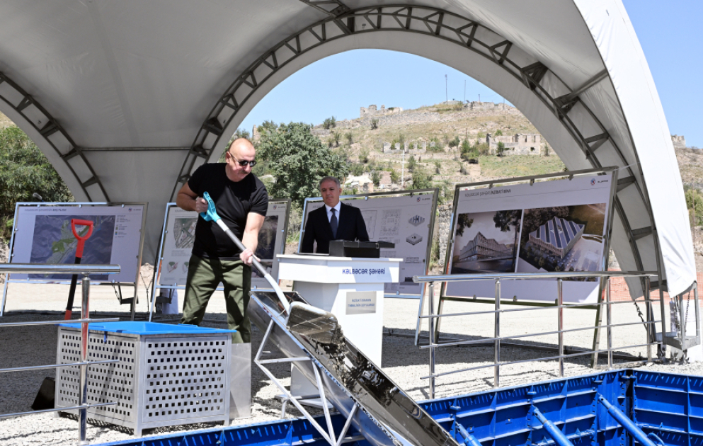 Prezident İlham Əliyev Kəlbəcər şəhərində inzibati binanın təməlini qoyub