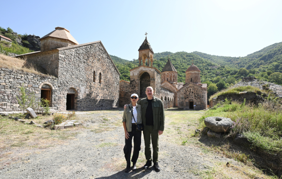 Kelbédjer : Le président Ilham Aliyev et la première dame Mehriban Aliyeva visitent le complexe du monastère de Khoudaveng