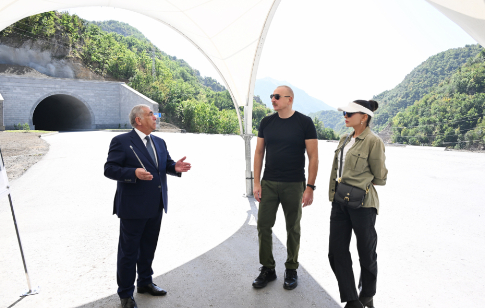 Le président de la République Ilham Aliyev inspecte l’avancement des travaux de construction sur la route Toghanaly-Kelbédjer-Istissou
