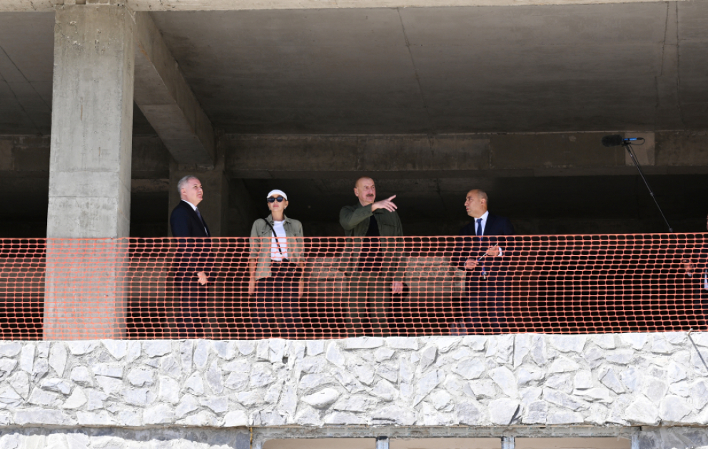 Le président Ilham Aliyev et la première dame Mehriban Aliyeva visitent le complexe éducatif de la ville de Kelbédjer pour inspecter les travaux de construction