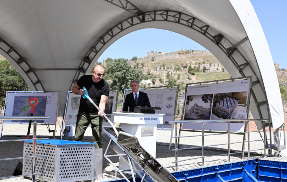 Pose de la première pierre d’un bâtiment administratif dans la ville de Kelbédjer