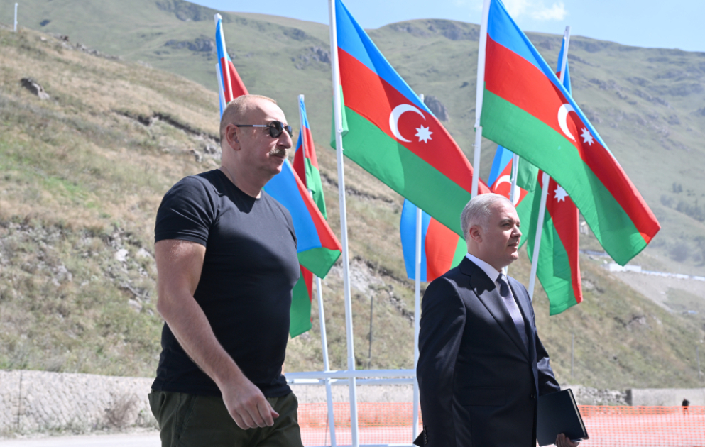 Kelbédjer : le président Ilham Aliyev pose la première pierre du bourg d’Istissou