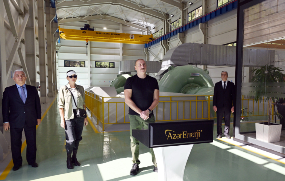 Präsident Ilham Aliyev und First Lady Mehriban Aliyeva weihen Wasserkraftwerk „Yukhari Wang“ in Region Kelbadschar ein