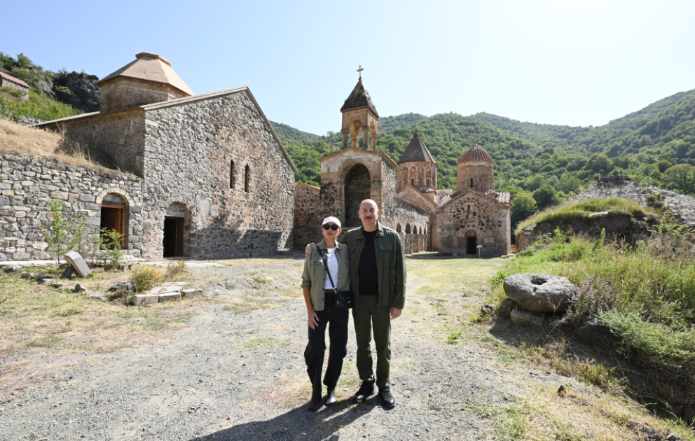 Präsident Ilham Aliyev und First Lady Mehriban Aliyeva besuchen Klosterkomplex Khudavang in Region Kelbadschar
