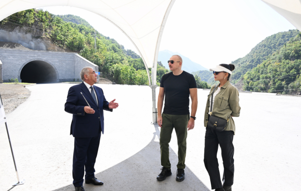 Präsident Ilham Aliyev und First Lady Mehriban Aliyeva inspizieren Fortschritt beim Bau des vierten Tunnels in Kelbadschar