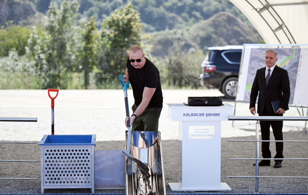 Präsident Ilham Aliyev und First Lady Mehriban Aliyeva legen Grundstein für zweiten Wohnkomplex in Kelbadschar