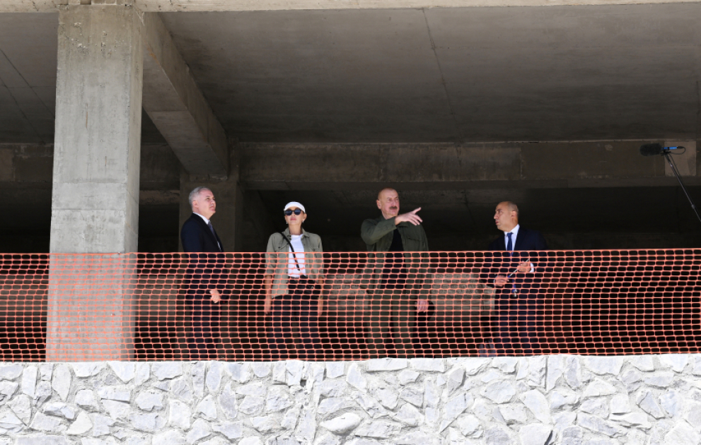 Kelbadschar: Präsident Ilham Aliyev und First Lady Mehriban Aliyeva besuchen Bildungskomplex