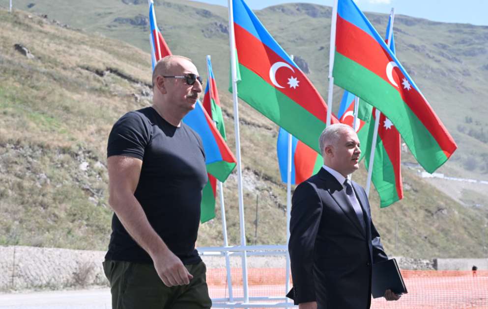 Präsident Ilham Aliyev legt Grundstein für Siedlung Istisu im Bezirk Kelbadschar