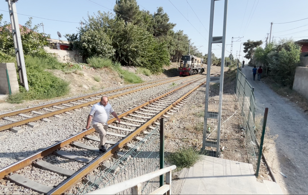 Dəmir çəpəri söküb qatar yolundan keçirlər