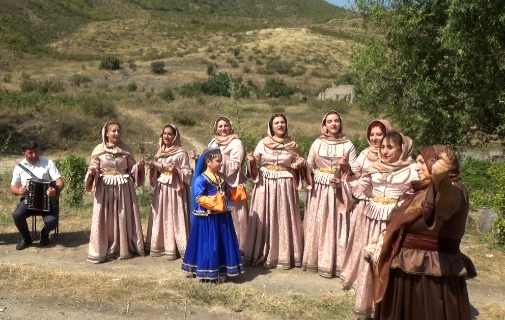 “Nənə qızlar” 32 il sonra yenidən Gülablıda oxudular