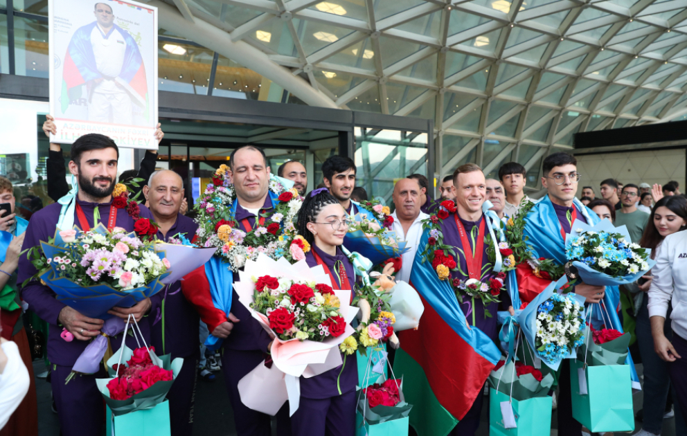 Paris Paralimpiadasında medal qazanmış Azərbaycan idmançıları Vətənə dönüblər
