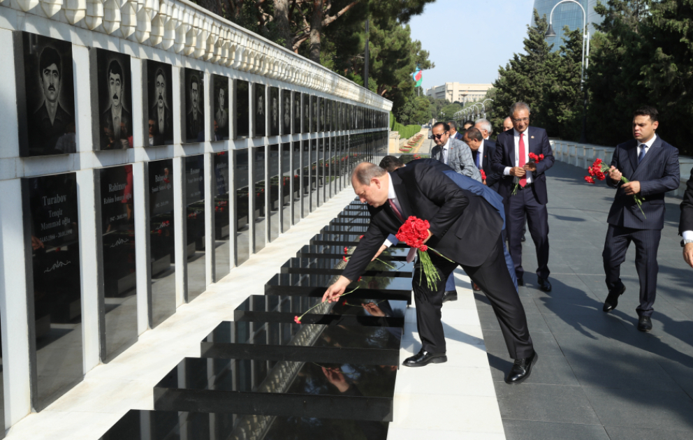 Türkiyə Ali Məhkəməsi sədrinin başçılığı ilə nümayəndə heyəti Fəxri və Şəhidlər xiyabanlarını ziyarət edib