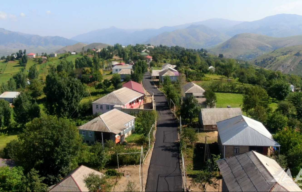 Gədəbəydə avtomobil yolları yenidən qurulur