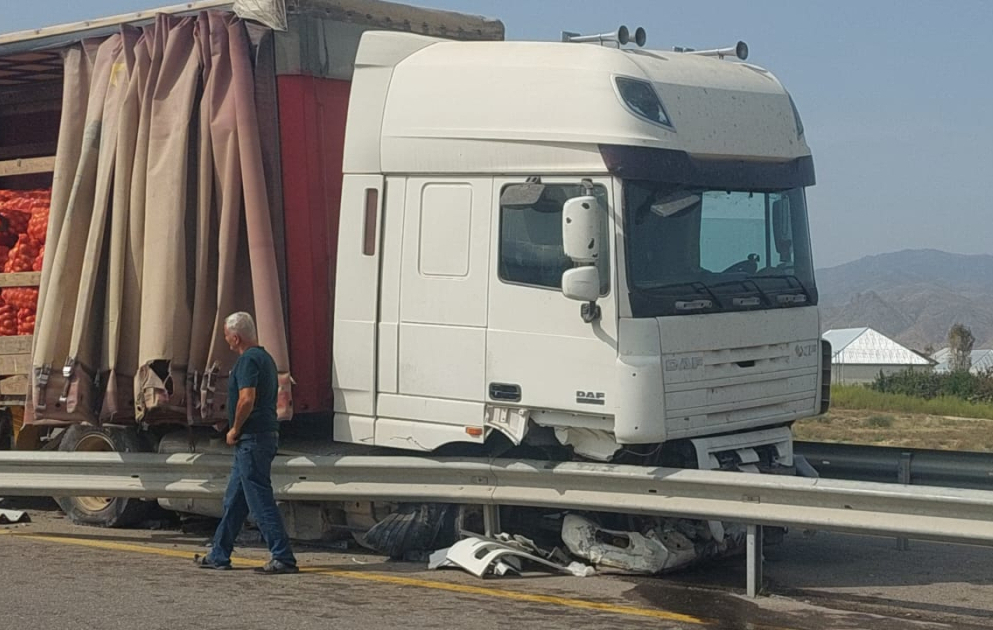Göygöldə yük maşını qəza törədib, xəsarət alanlar var