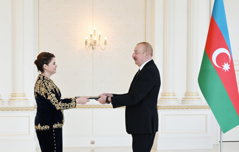 Президент Ильхам Алиев принял верительные грамоты новоназначенного посла Алжира в Азербайджане