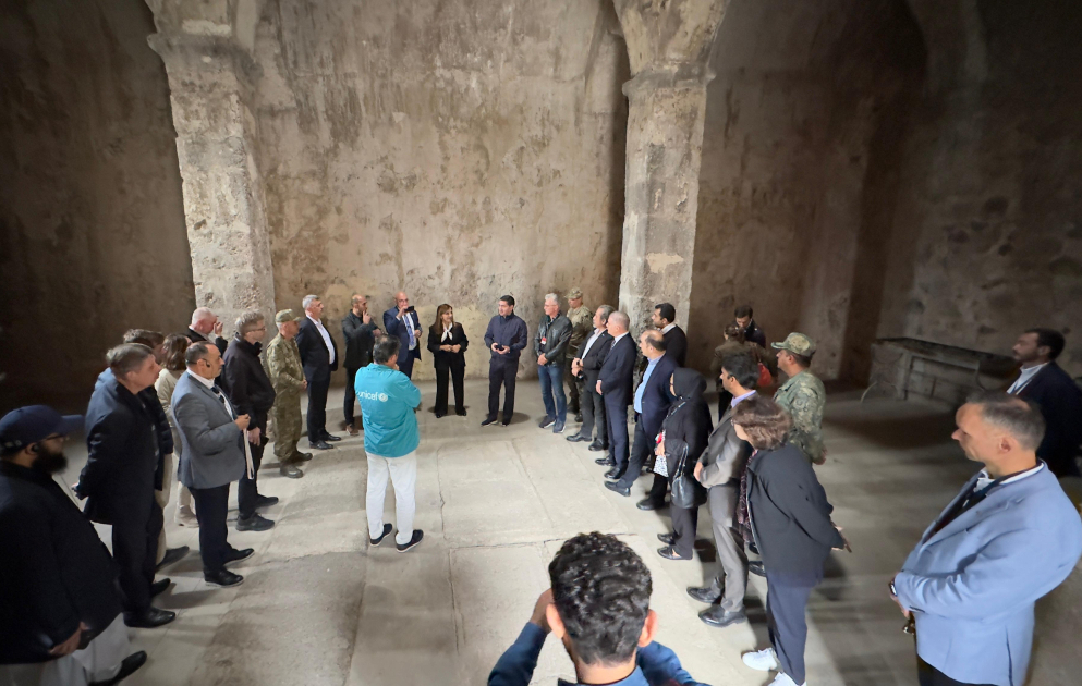 Les diplomates étrangers visitent la centrale hydroélectrique « Youkhary Veng » et le monastère de Khoudaveng