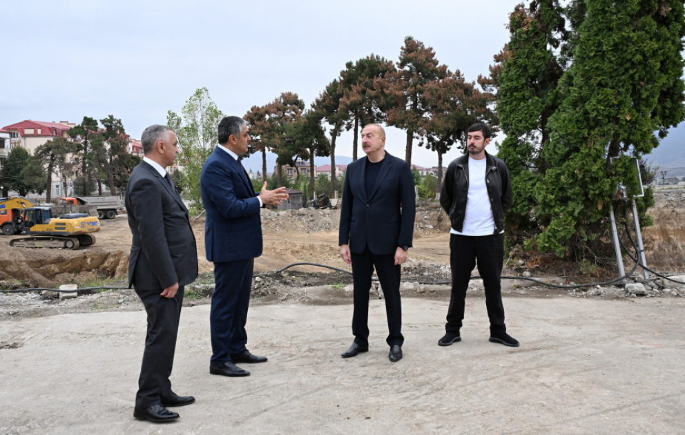 Prezident İlham Əliyev Xankəndi şəhərinin Zəfər meydanında Konqres Mərkəzinin tikintisi ilə tanış olub