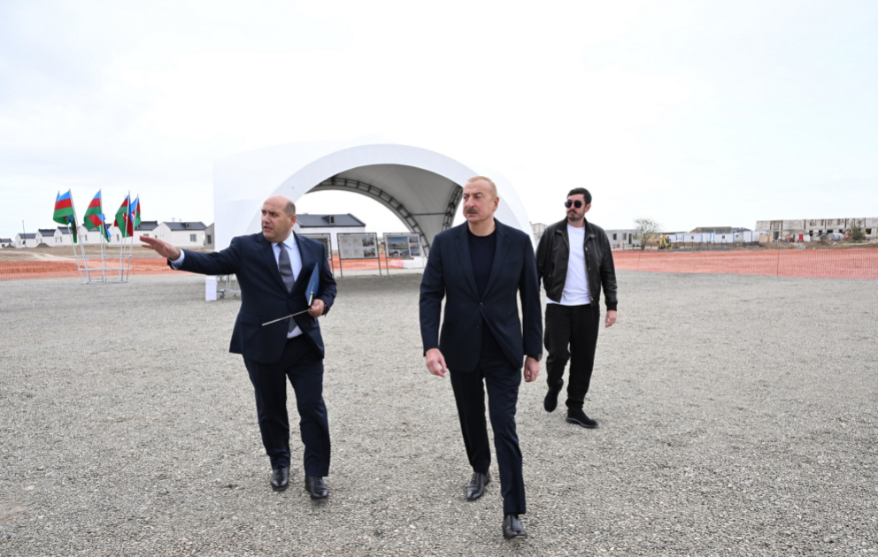 Le président Aliyev inspecte les travaux de restauration dans le village de Kenguerli de la région d’Aghdam