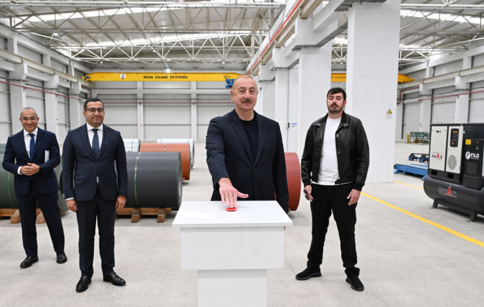 Le président Ilham Aliyev inspecte les travaux en cours et participe à l’inauguration de nouvelles usines au Parc industriel d’Aghdam