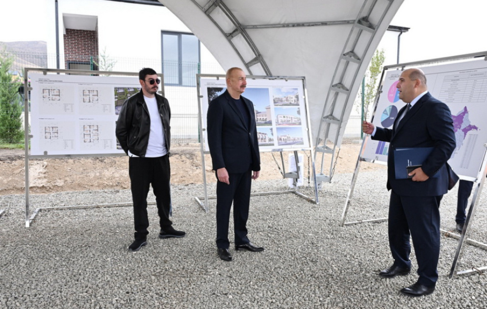 Präsident Ilham Aliyev besichtigt Fortschritt beim Wiederaufbau des Dorfes Khydyrli in Aghdam