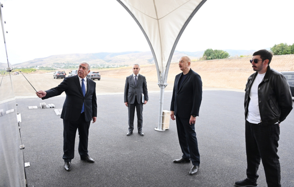 Präsident Ilham Aliyev besichtigt Fortschritt beim Bau der Autobahn Aghdam-Asgaran-Chodschali-Khankendi