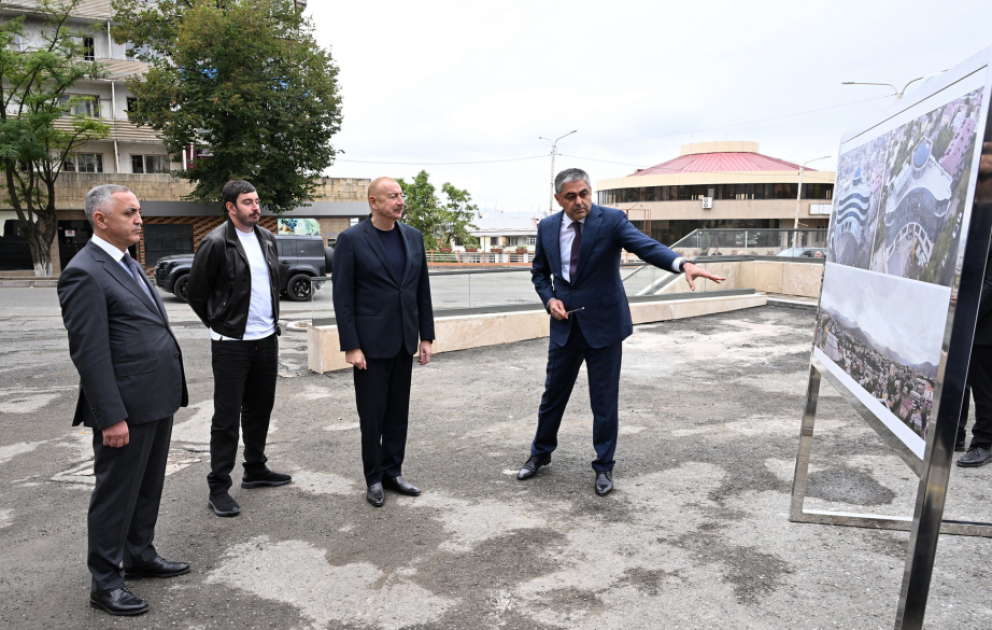 Präsident Ilham Aliyev macht sich mit Restaurierungsarbeiten am Hotel „Bulud“ in Khankendi vertraut