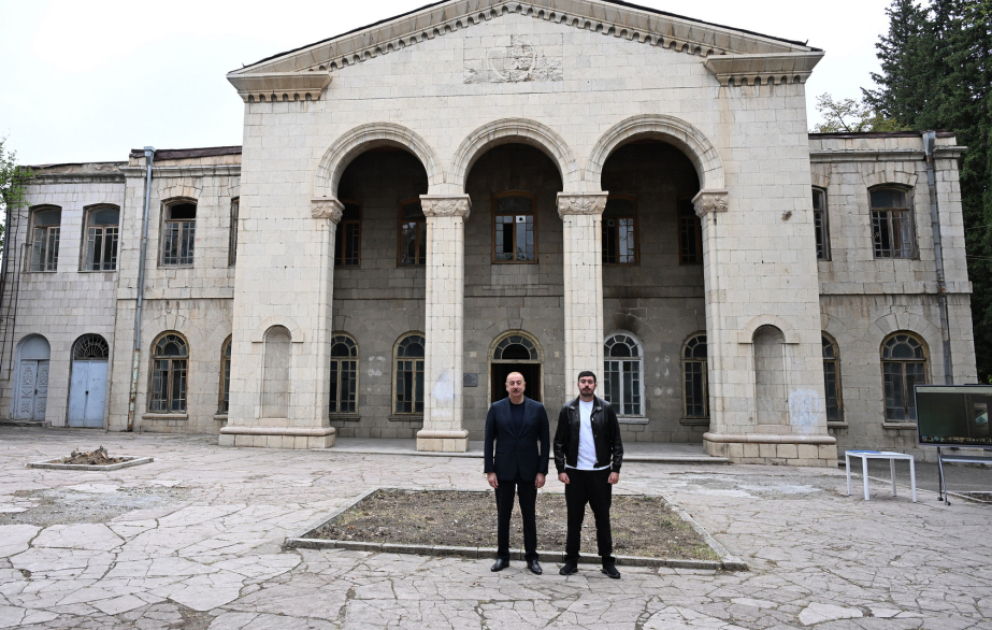 Präsident Ilham Aliyev informiert sich über Arbeiten, die am Schauspielhaus in Khankendi durchgeführt werden sollen