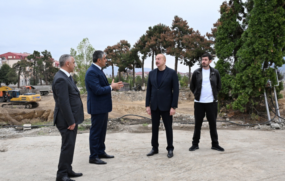 Präsident Ilham Aliyev besichtigt Fortschritt beim Bau eines Kongresszentrums am Siegesplatz in Khankendi