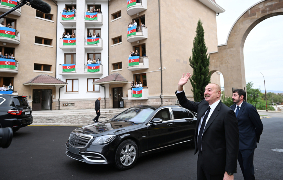 Präsident Ilham Aliyev nimmt an Eröffnung des renovierten Studentenwohnheims der Garabagh-Universität in Khankendi teil