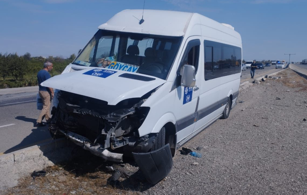 Bakı-Göyçay marşrutu üzrə hərəkət edən mikroavtobus qəzaya uğrayıb, xəsarət alanlar var