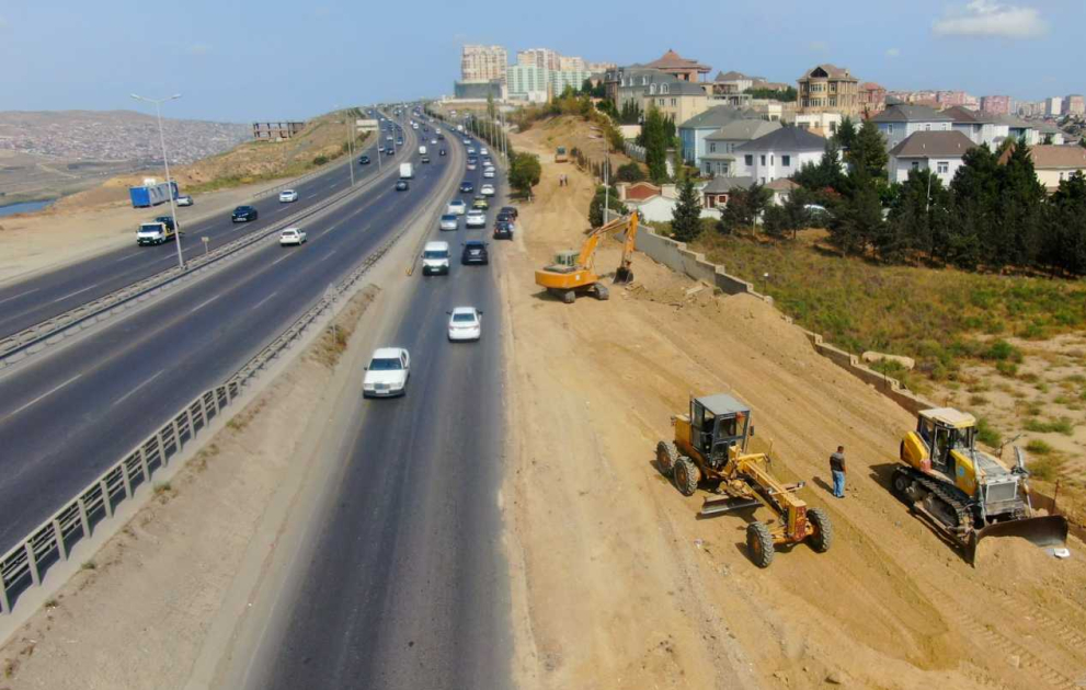 Nazim Hikmət küçəsindən Bakı dairəvi yola çıxışda genişləndirmə işləri həyata keçirilir