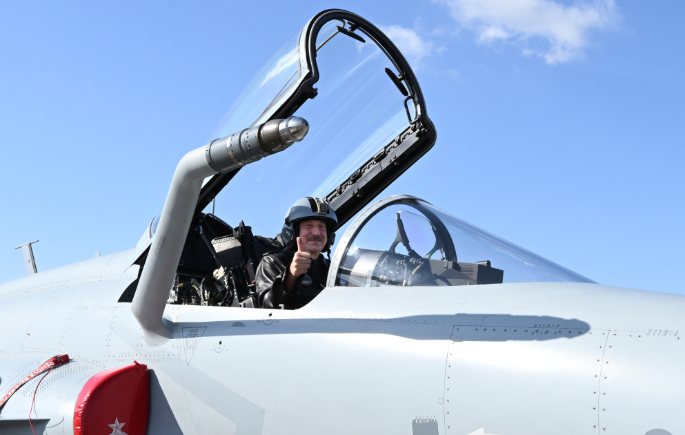 Präsident Ilham Aliyev besichtigt Mehrzweckflugzeuge JF-17C