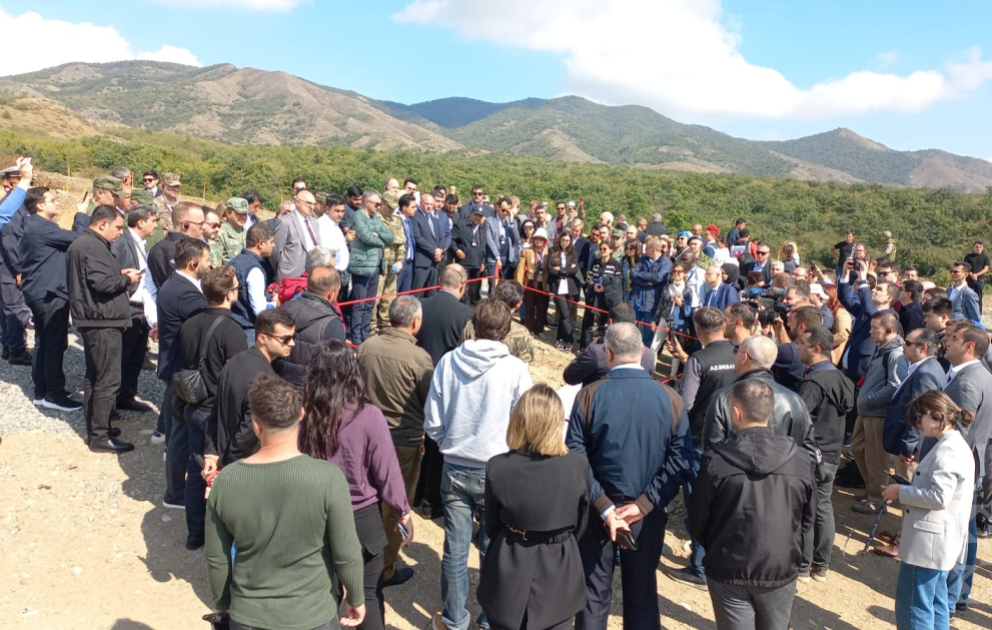 Beynəlxalq konfransın iştirakçıları Ağdərədə aşkarlanmış kütləvi məzarlığa baxış keçiriblər