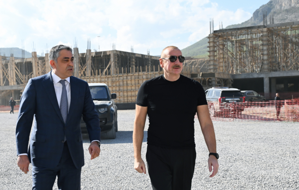Präsident Ilham Aliyev besucht im Bau befindlichen Erholungskomplex in Zangilan