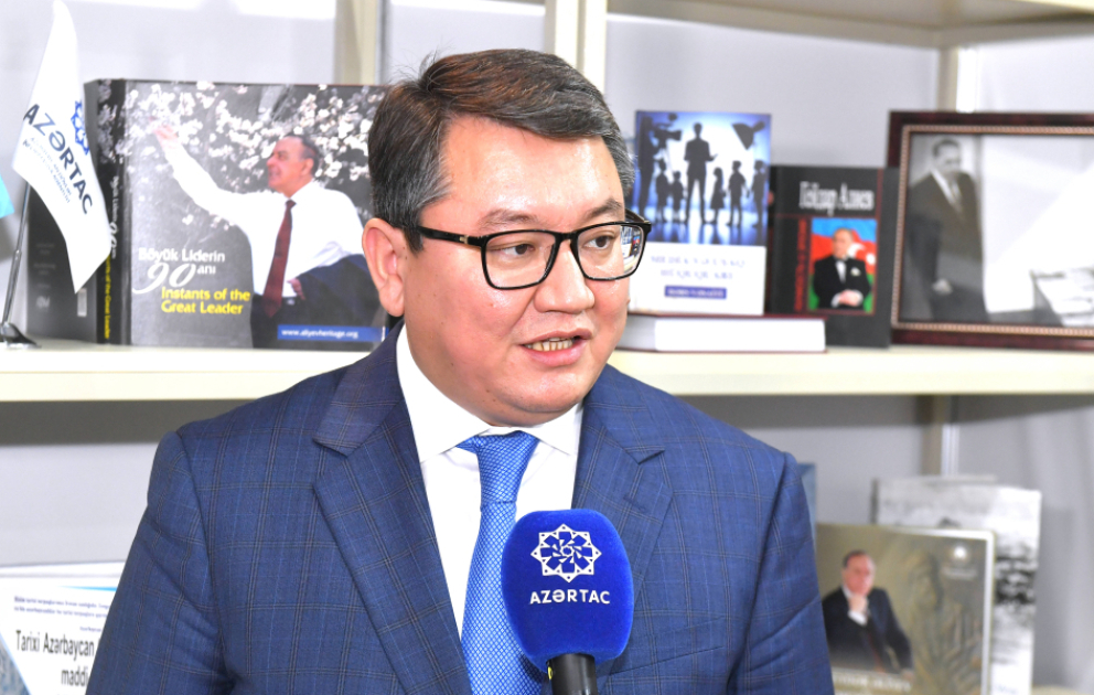 Qazaxıstan Prezidentinin müşaviri Malik Otarbayev AZƏRTAC-ın stendini ziyarət edib