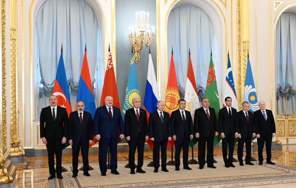 Le Conseil des chefs d'État de la CEI se réunit en format restreint à 
Le président Ilham Aliyev participe à la réunion
