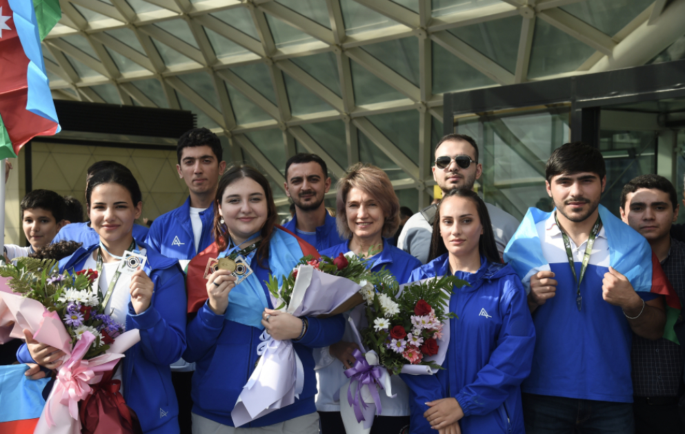 Dünya çempionatında üç medal qazanan Azərbaycan atıcıları Vətənə dönüblər