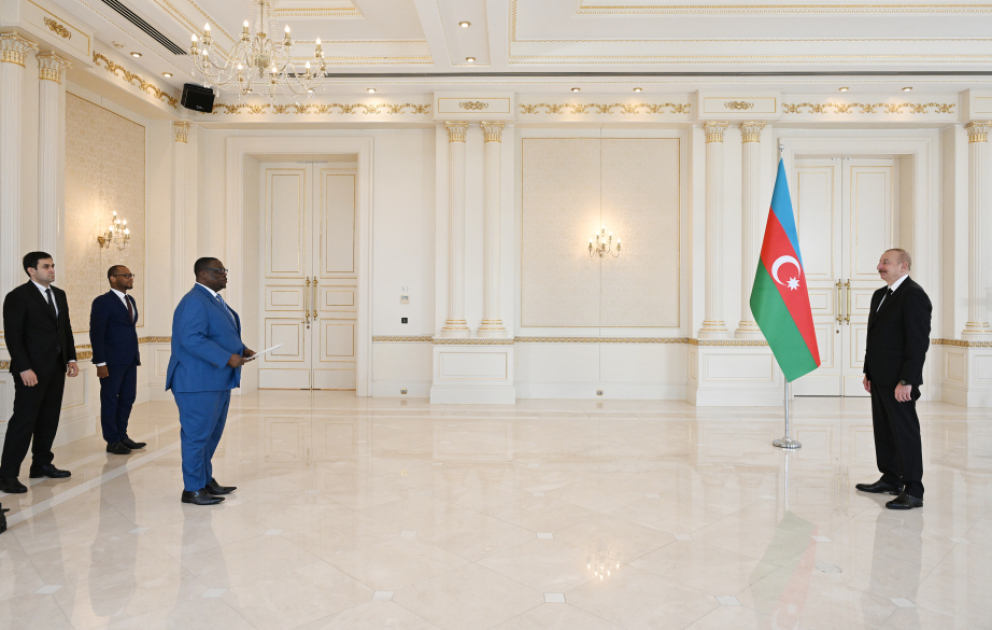 Präsident Ilham Aliyev empfängt neuen Botschafter von Benin zur Entgegennahme seines Beglaubigungsschreibens