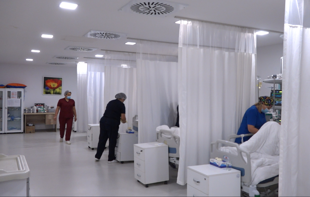 Çoxmərtəbəli binanın eyvanından yıxılan uşaq sağ qalıb