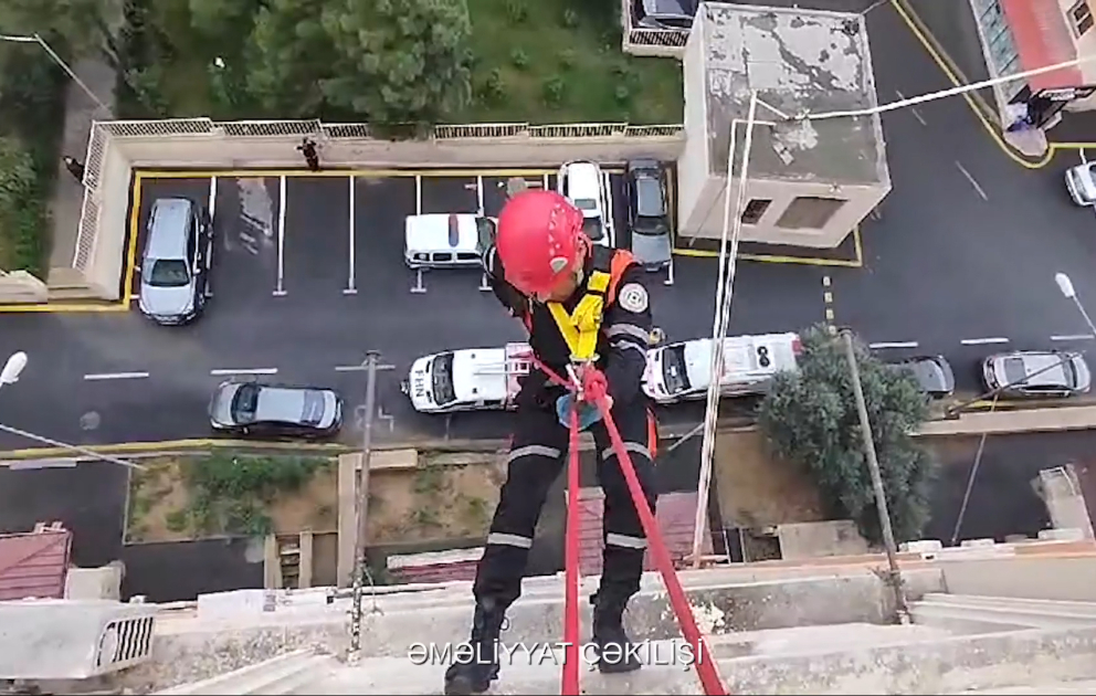 FHN: Mənzildə bağlı qapı arxasında köməksiz vəziyyətdə qalan azyaşlı xilas edilib