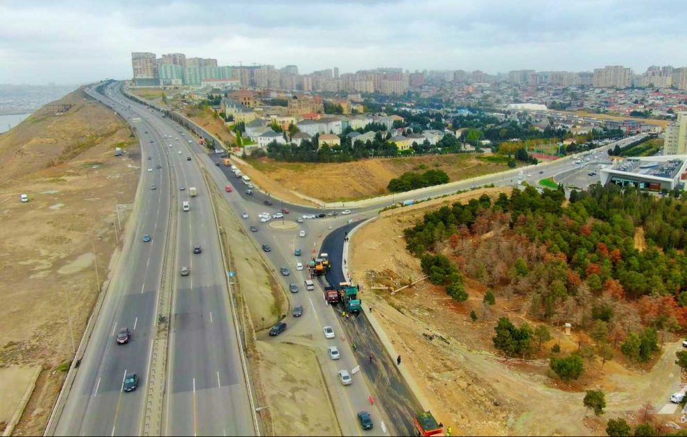 Nazim Hikmət küçəsindən Dairəvi yola çıxışda aparılan genişləndirmə işləri yekunlaşır