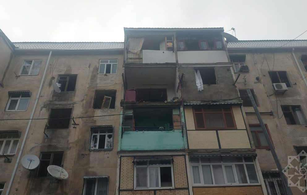 Gəncədə partlayış baş verən binada iki nəfər ölüb, yaralananlar var
