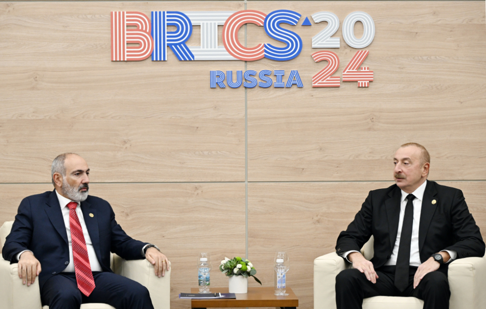 Präsident Ilham Aliyev und Armeniens Premierminister Nikol Paschinjan treffen sich in Kasan