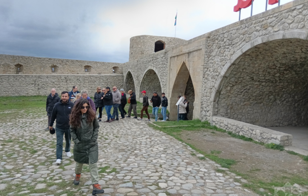 Dünya səyyahları Şuşada tarixi məkanlar və quruculuq işləri ilə tanış olublar