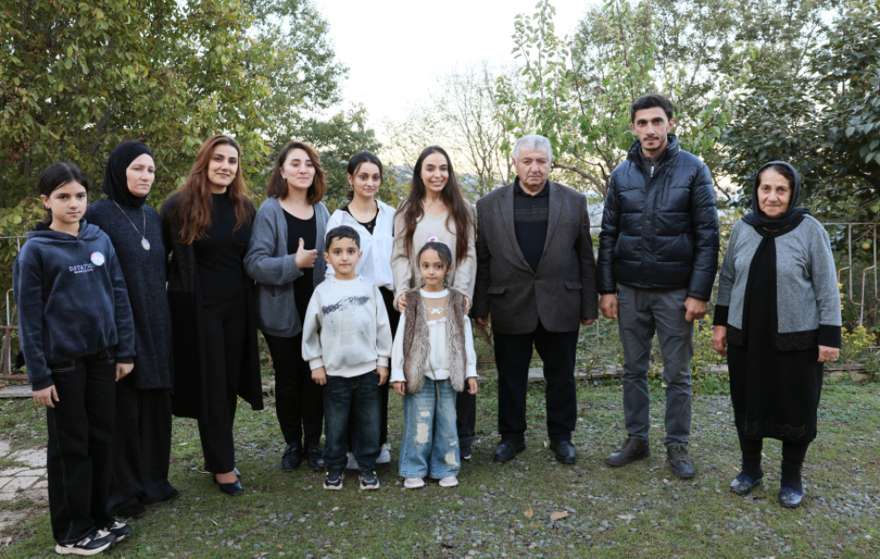 Heydər Əliyev Fondunun vitse-prezidenti Leyla Əliyeva çoban Xanışın ailəsi ilə görüşüb
