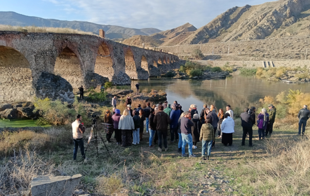 Dünya səyyahları Xudafərin körpüsü ilə tanış olublar